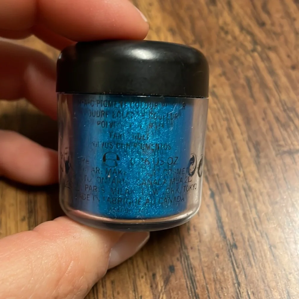 MAC pigment in Blue A83 - Picture 3 of 6